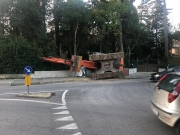 Tolentino, escavatore si ribalta durante il trasporto
