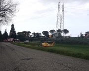 Auto esce di strada e si capovolge, feriti due giovani