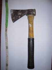 Minaccia la moglie con un'accetta, romeno finisce in manette