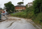 Tolentino, si lavora per riaprire le strade allagate