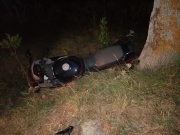 Finisce con la moto fuori strada, grave un centauro di 51 anni
