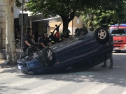 Viale Europa, auto si ribalta