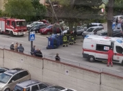 Auto contro palo della luce,si ribalta sulla strada. Ferito l'anziano alla guida