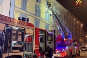 Due appartamenti inagibili a causa di un incendio partito da una stanza