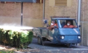 Insetticidi in pieno giorno. Protesta a Tolentino