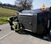 Si scontra con un'auto in sosta, intervengono i vigili del fuoco