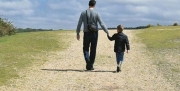 Passeggiate genitore-figlio. Cosa giusta o scusa in pi&ugrave; per uscire?