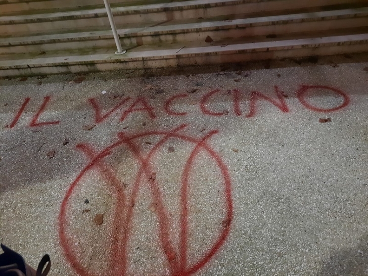 Vandali no vax a Caldarola, scoperto l&#039;autore delle scritte davanti alla scuola