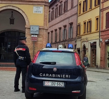 Contesta il conto del bar e aggredisce il titolare, denunciato