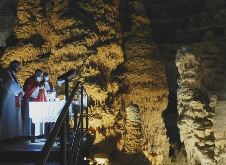 Santa Barbara, la suggestiva messa all&#039;interno delle Grotte di Frasassi celebrata dall&#039;arcivescovo