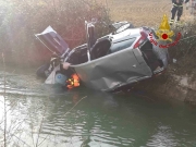 Auto finisce nel fiume. Morto il conducente