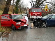 Scontro frontale a Corridonia. Fratture per donna di 65 anni estratta da lamiere