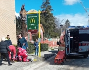 Investita da un'auto, 60enne trasportata a Torrette
