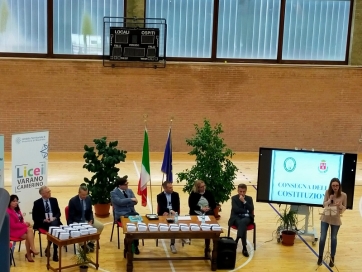 Il sindaco Lucarelli e il presidente Latini consegnano la Costituzione ai diciottenni di Camerino