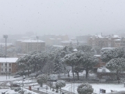 Maltempo, chiusura delle scuole anche nella giornata di marted&igrave;. Strade percorribili con pneumatici da neve