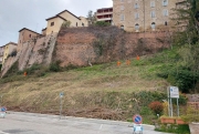 Camerino, ripulite le mura cittadine