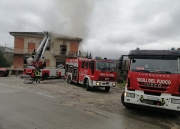 Palazzina in fiamme, Vigili del fuoco sul posto. In tre al pronto soccorso