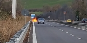 Auto in fiamme in superstrada