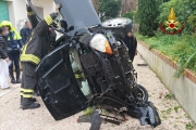 Perde il controllo dell'auto e finisce nel cortile di un condominio