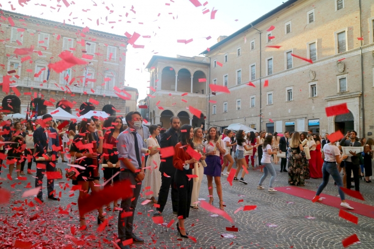 Coriandoli rossi in piazza, i neo-dottori festeggiano la laurea data nel salotto di casa