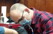Matelica, tatuatore &egrave; costretto a chiudere. "Non ho altra scelta"