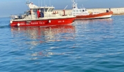 Vongolara imbarca acqua. Vigili del fuoco e Capitaneria in soccorso