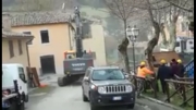 Prime demolizioni a Valfornace. Gru in azione sulla casa del vicesindaco