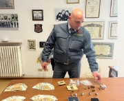 Il fiuto del cane lo segnala, 21enne finisce ai domiciliari