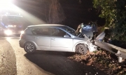 Con l'auto contro il guardrail. Estratto dai vigili del fuoco