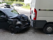 Auto contro un furgone in sosta, la conducente finisce in ospedale