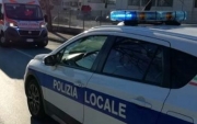 Schianto con la moto, giovane studente trasportato a Torrette