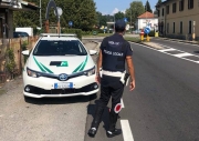 Multato il conducente di un motorino. Patente ritirata ad un uomo alla guida di una auto sequestrata