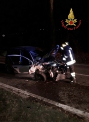 Urbisaglia, auto contro un albero