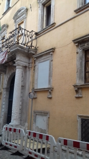 Danni del vento a San Severino: pannello di compensato spacca una auto.