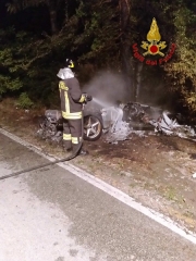 Investe un cinghiale e la sua Ferrari prende fuoco