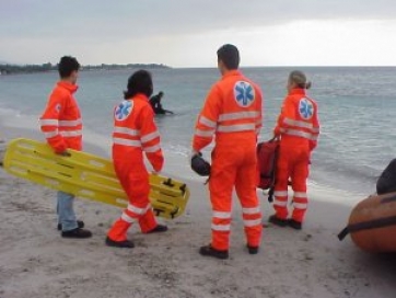 Tunisino rischia di annegare a Lido di Fermo, salvato dal 118