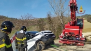 Autocarro carico di vitelli scivola nella scarpata