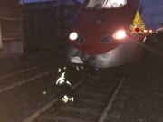 Civitanova: finisce sotto il treno in corsa e muore sul colpo