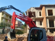 Iniziata la demolizione dell'ecomostro in via San Rocco, a Sarnano
