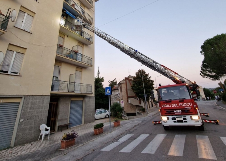 Incendio in una palazzina, cinque famiglie evacuate