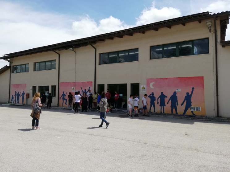 Valfornace: gli studenti realizzano un murales al palazzetto dello sport