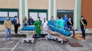 Due barelle per l'ospedale. Il dono dell'ex direttivo Sagra Acquaticcio