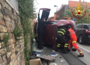 Auto si ribalta, conducente a Torrette