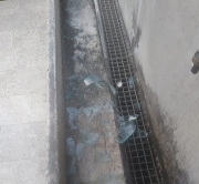 Frammenti di vetro vicino ad una fontana in un parco frequentato da bambini