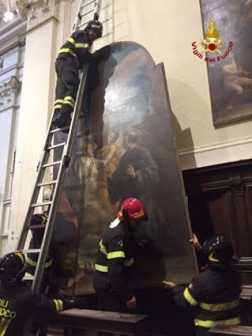 Fabriano- Vigili del fuoco recuperano tre grandi tele da chiesa di Sant&#039;Agostino