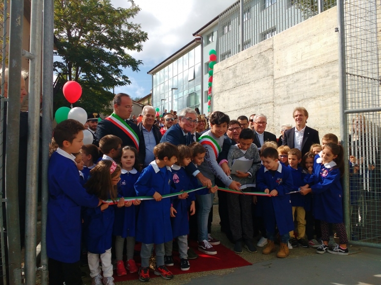 Con il sottosegretario Giuliano, inaugurata l&#039; area della nuova scuola e il campetto polivalente di via Medici