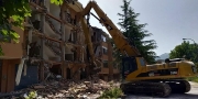 Iniziata la demolizione di un palazzo a Vallicelle. Tre famiglie potranno rientrare a casa