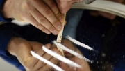 Nascosti nel ripostiglio a farsi di cocaina