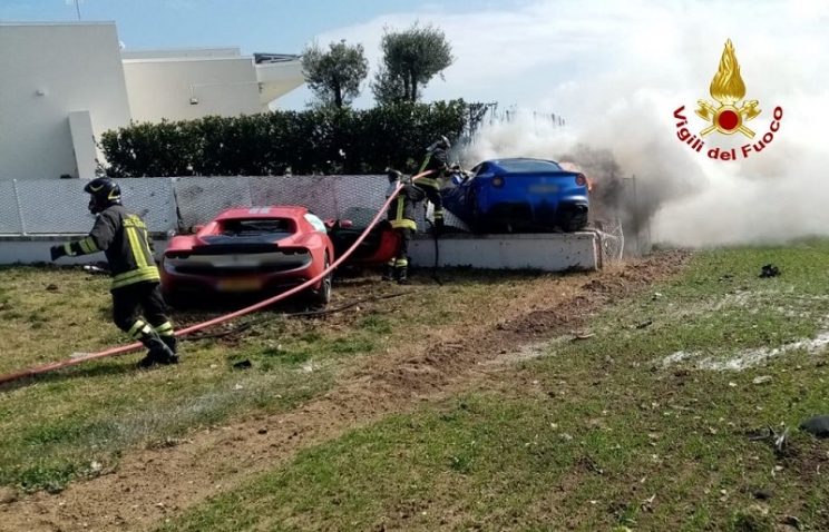 Schianto tra due Ferrari, una delle due vola in aria e prende fuoco