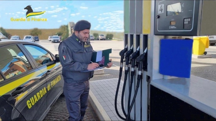 Caro carburante: interviene la Guardia di Finanza, sanzionati 11 distributori